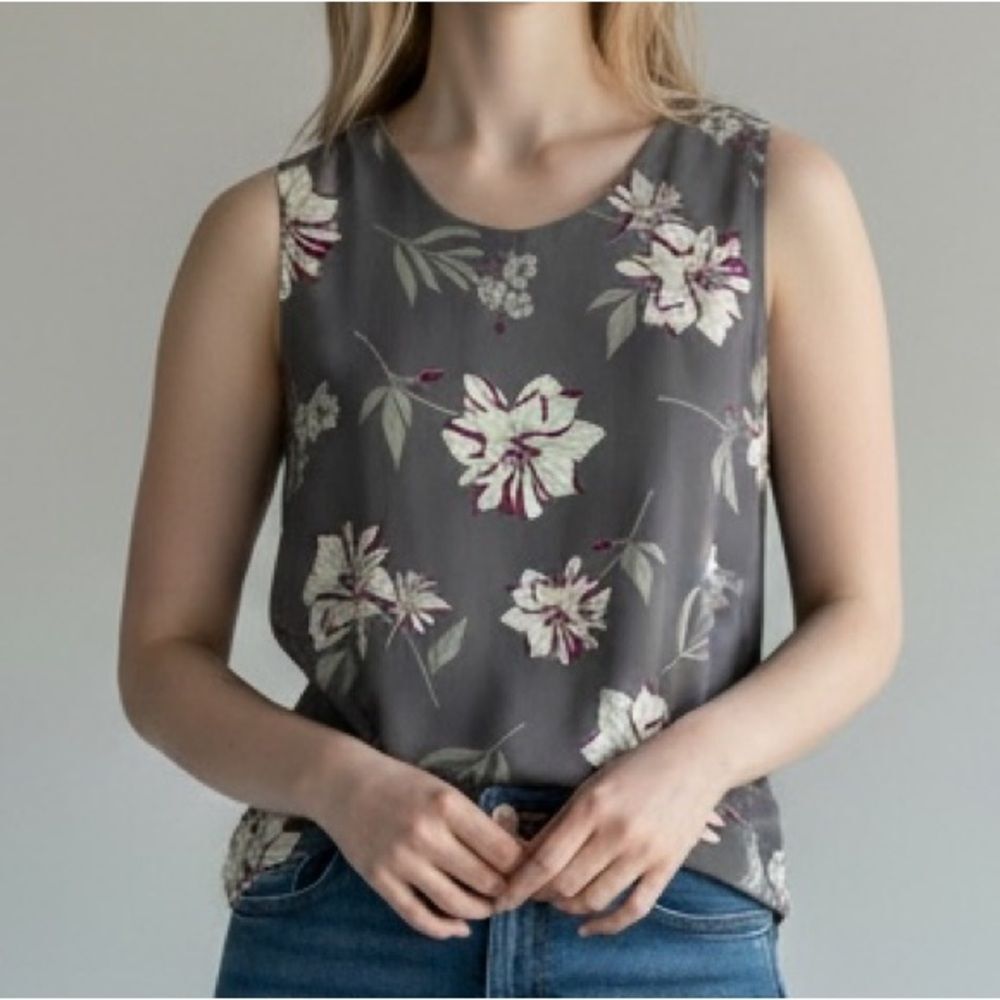 Banana Republic Women's Banana Republic Gray Floral Sleeveless Blouse